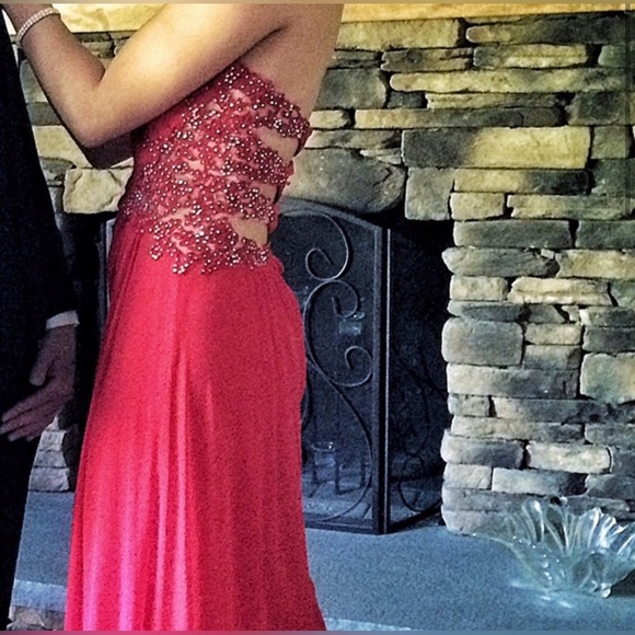 RED PROM DRESS - Picture 2 of 5